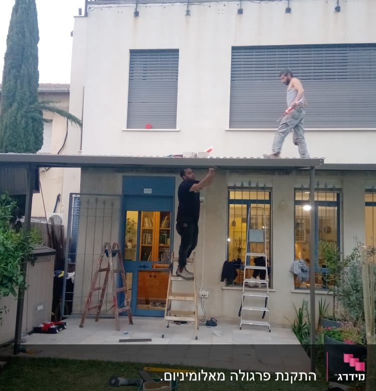 שני אנשים עובדים על גג אלומיניום עם סולמות